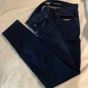 Denizen from Levi’s Modern Skinny size 12 (31-30)